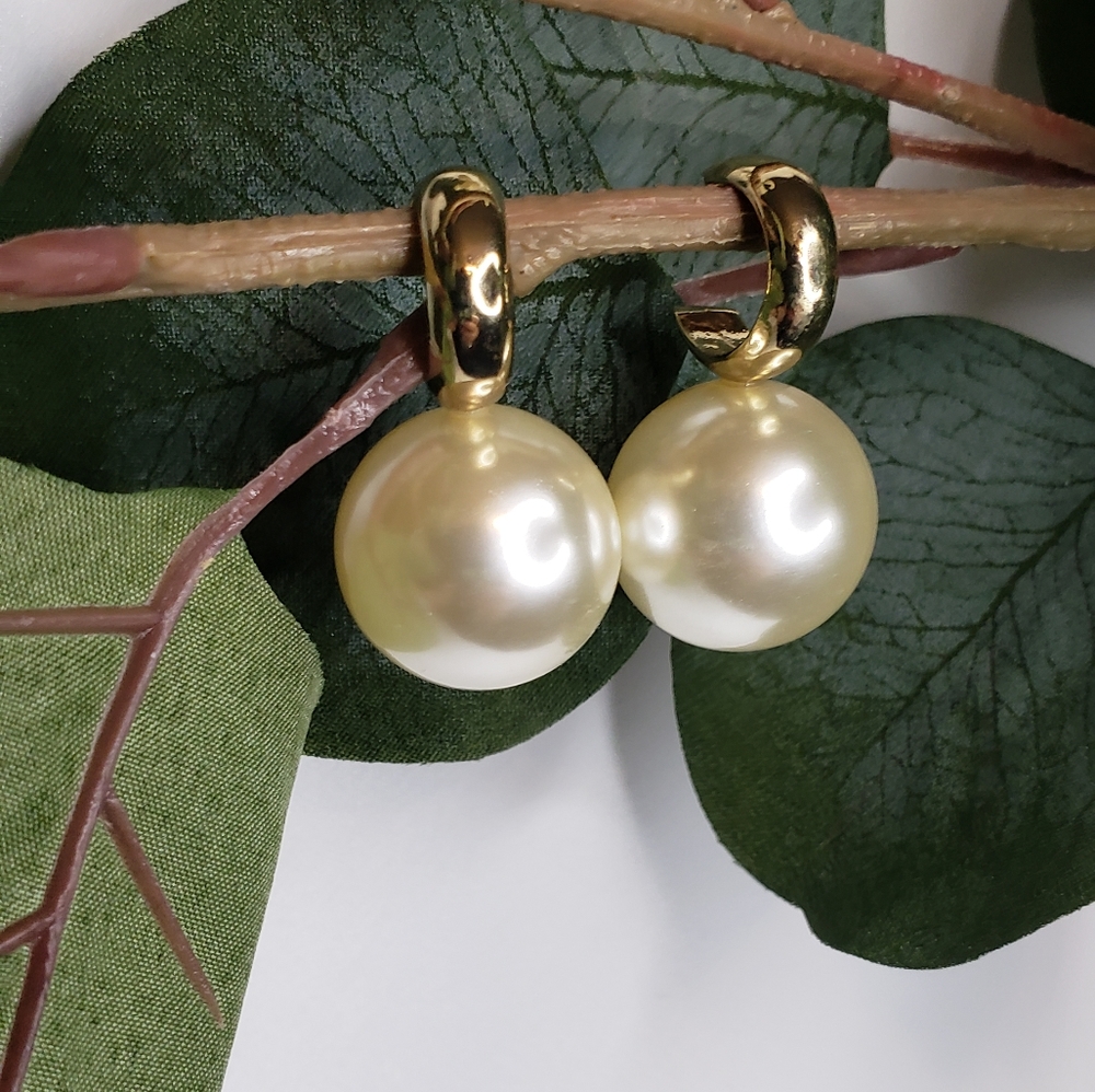 Pearl earrings for pierced ears